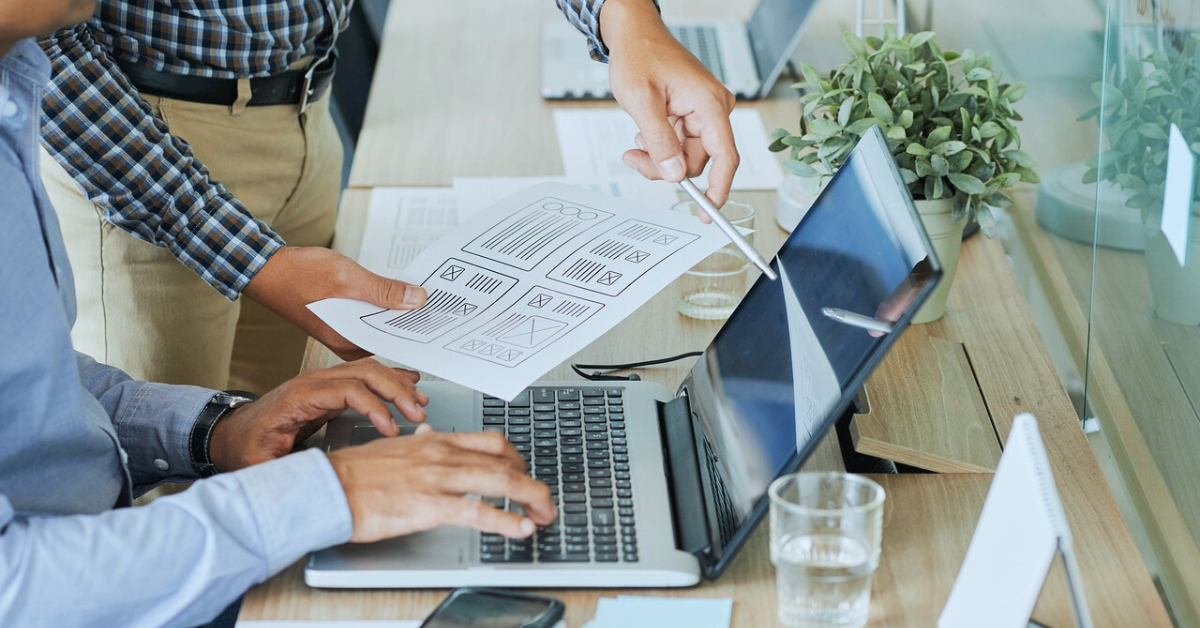 AI digitalni marlketing strucnjaci rade na optimizaciji kampanje