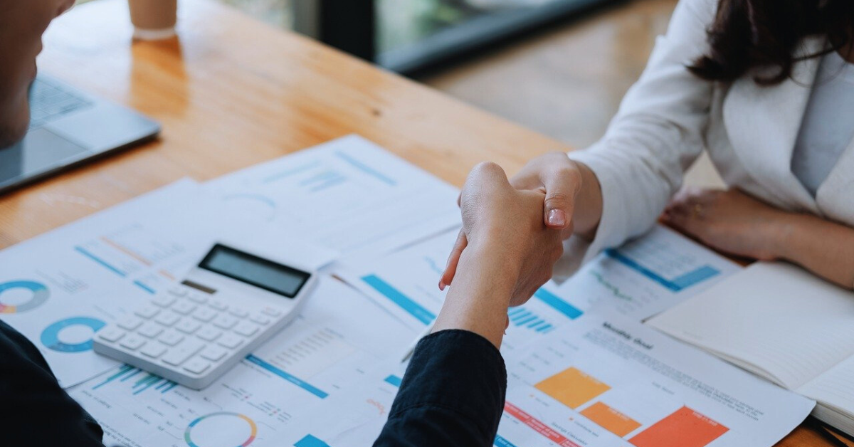 Ai digitalni marketing poslovni dogovor i analiza marketinških podataka.