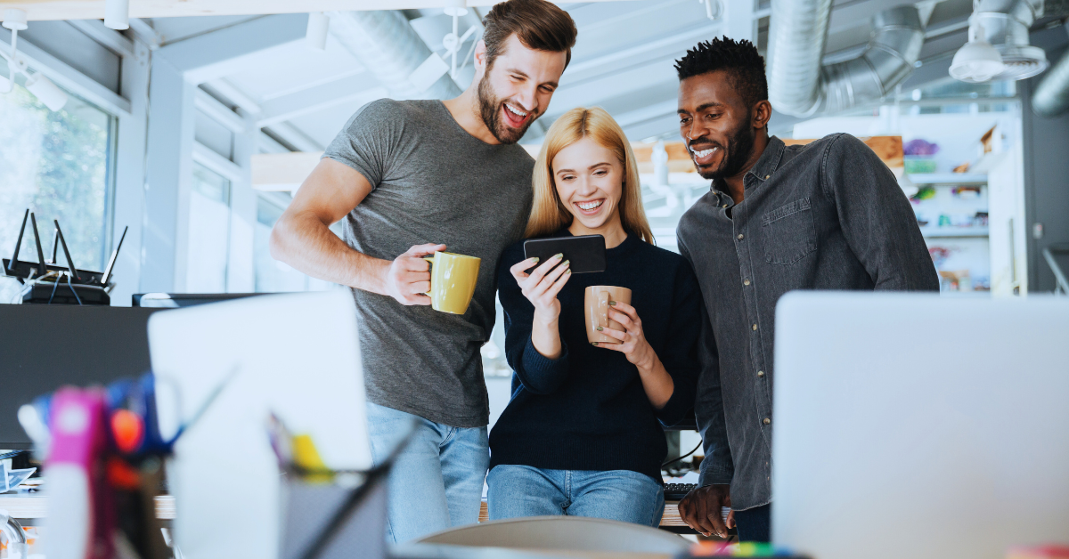 AI digitalni marketing tim sretno uživa u kavi nakon uspješne kampanje