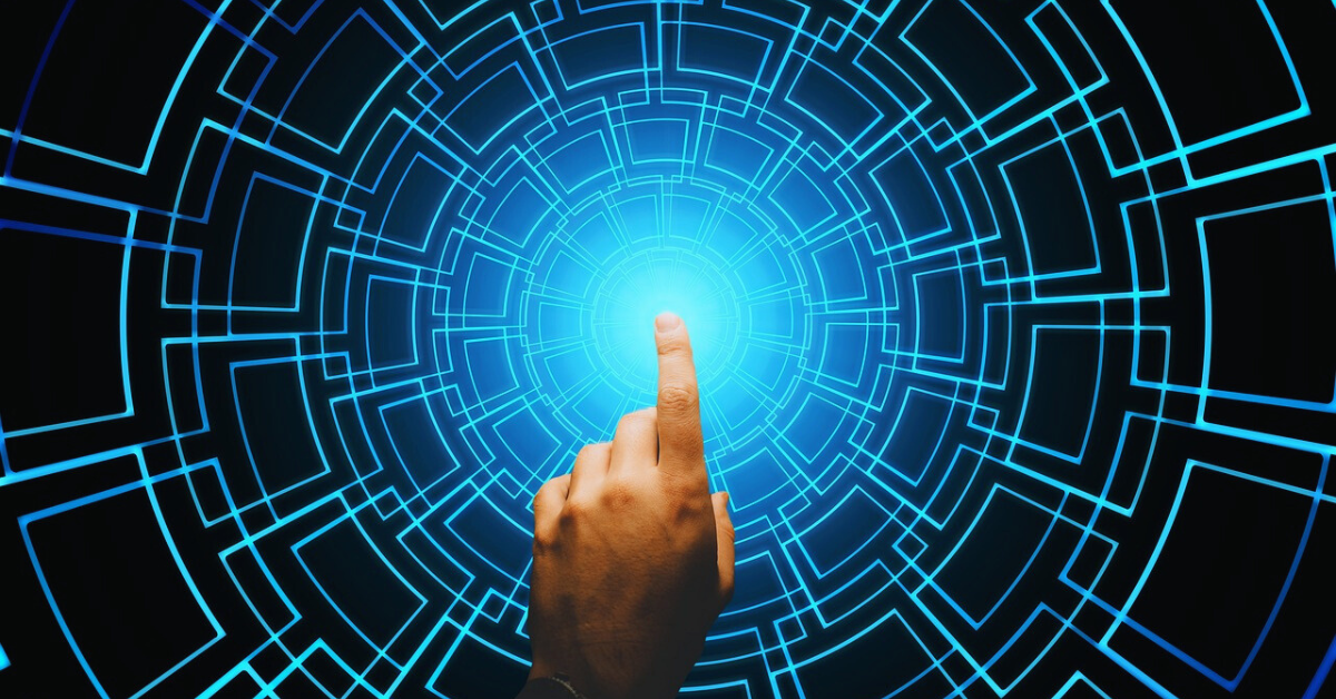 AI digitalni marketing tehnologija za naprednu autonatizaciju i optimizaciju - spoj AI i ljudske ruke